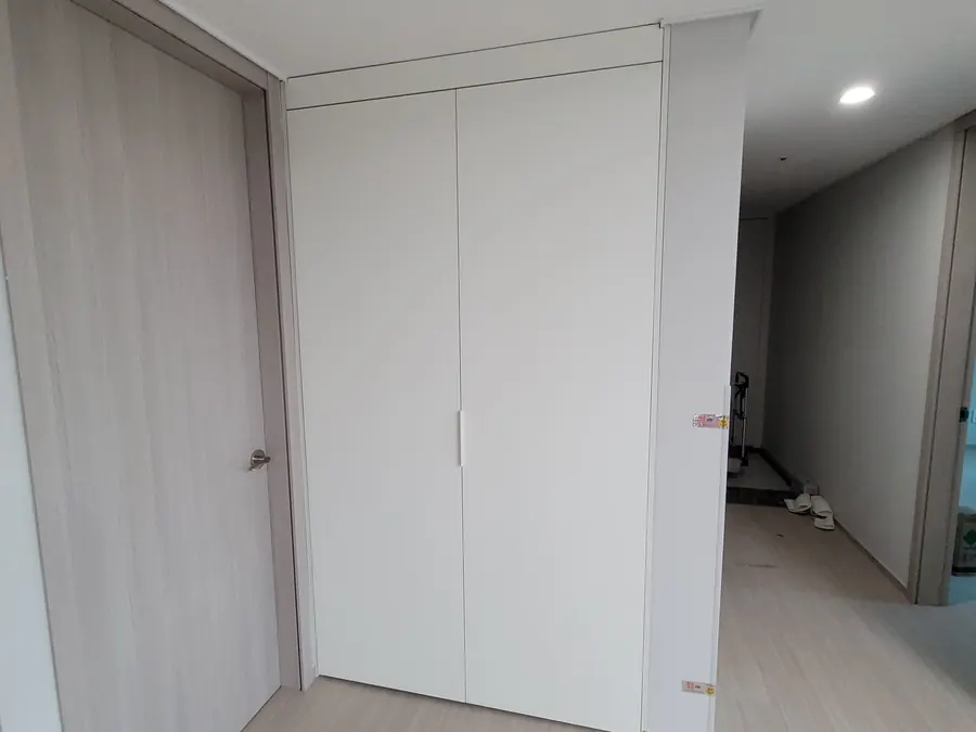 개방된 공간에 맞춤 문 설치로 펜트리 벽장 구성 인천 부평구 부평동 시공 후